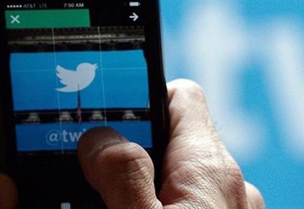 "Negro", "parassita". Quando Twitter disumanizza il linguaggio sui migranti